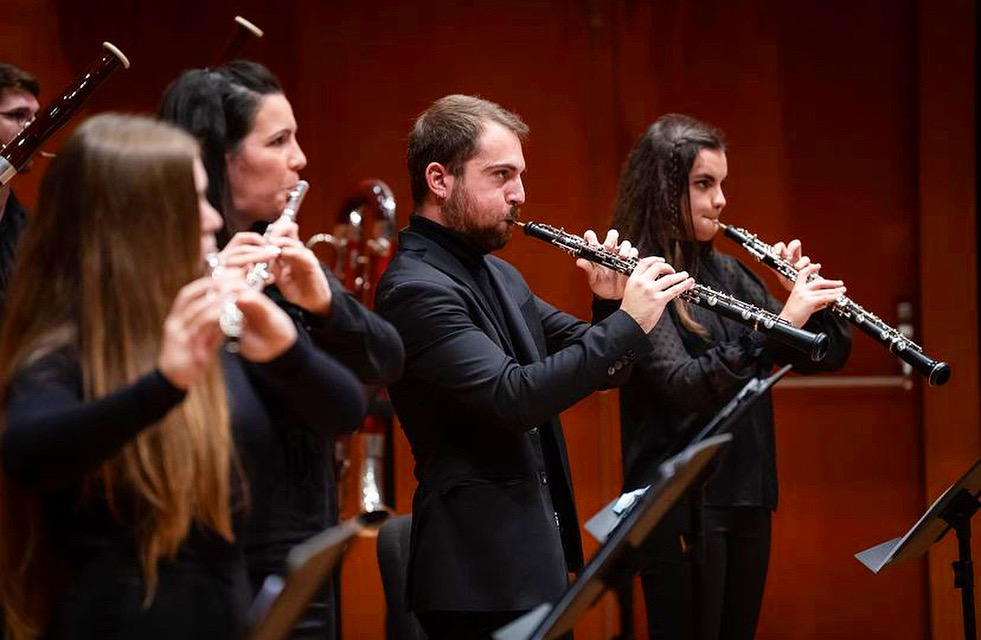 Raúl Casares tocando el oboe en orquesta