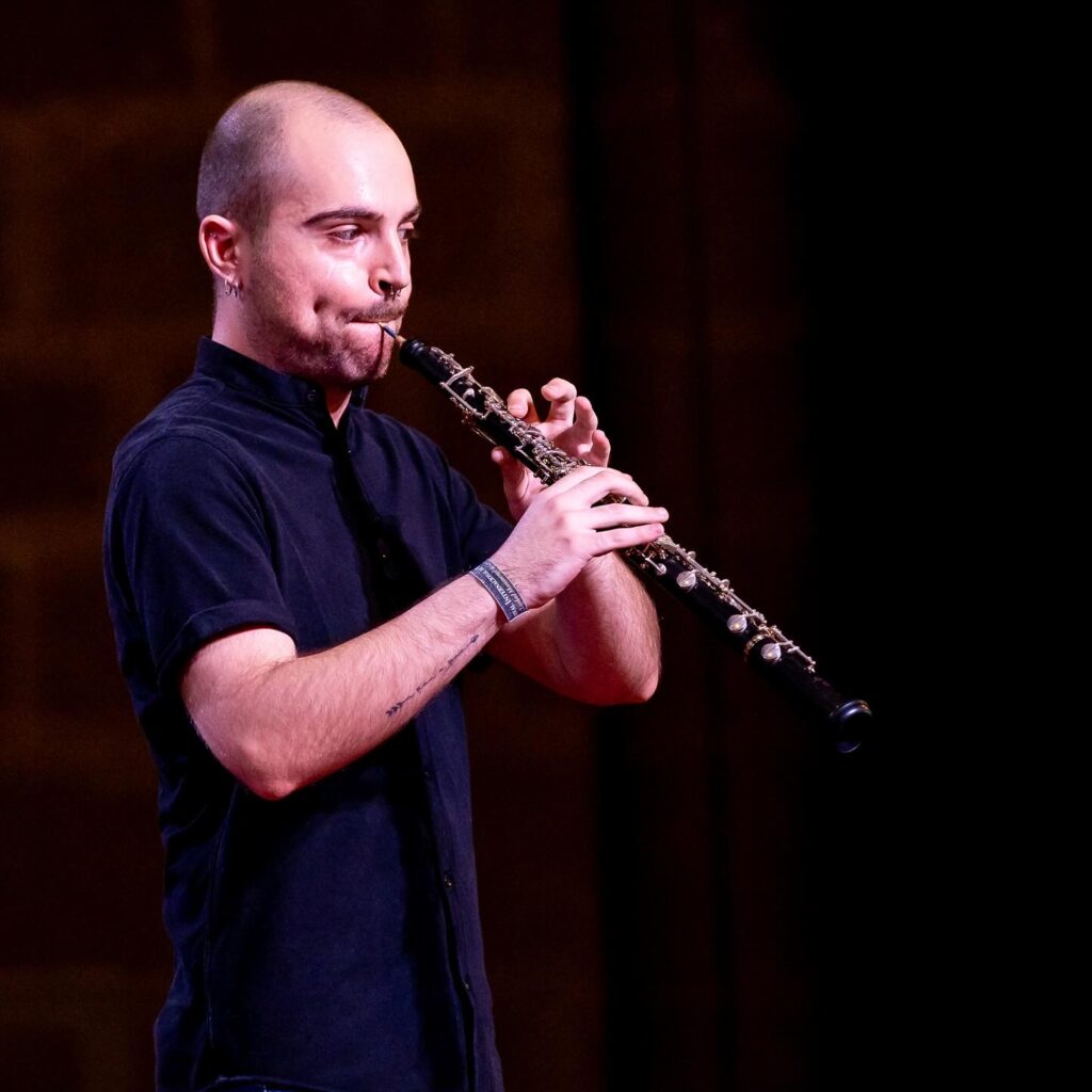 Raúl Casares tocando el oboe