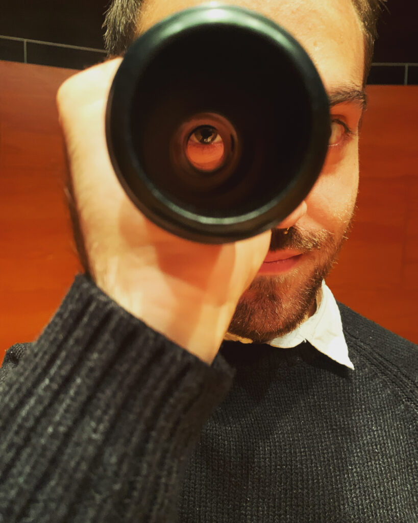 Raúl Casares mirando a través del oboe