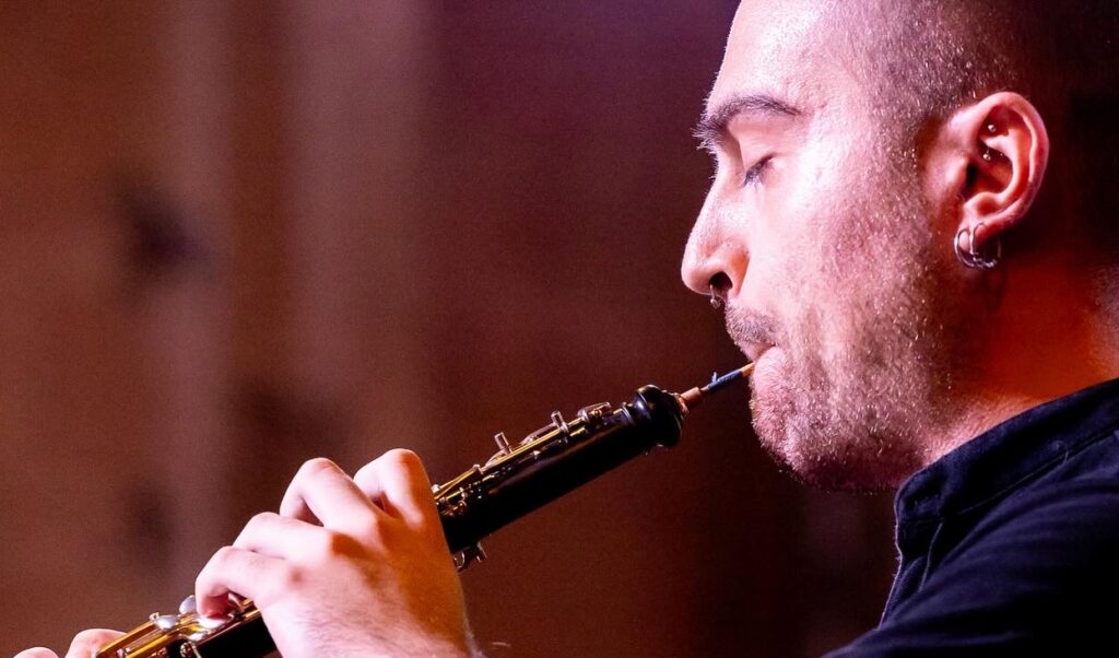 Raúl Casares tocando el oboe