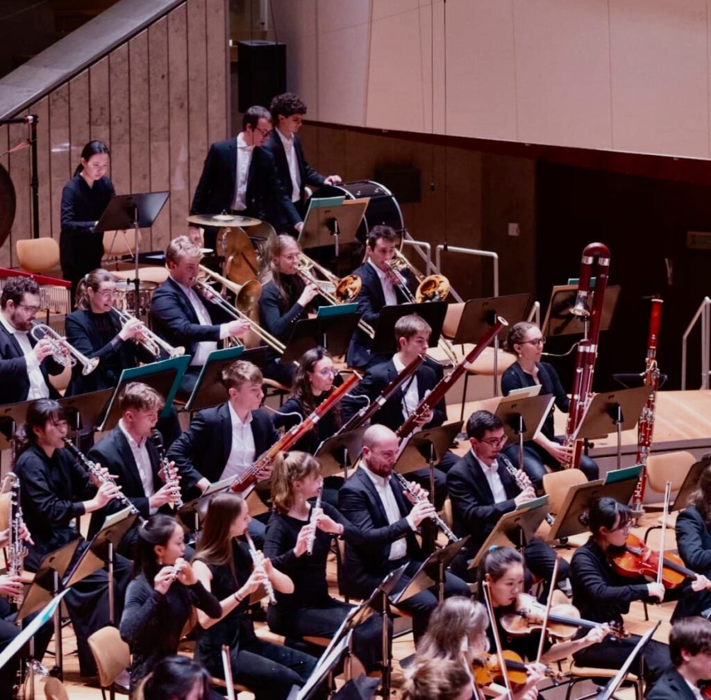 Raúl Casares tocando el oboe en orquesta