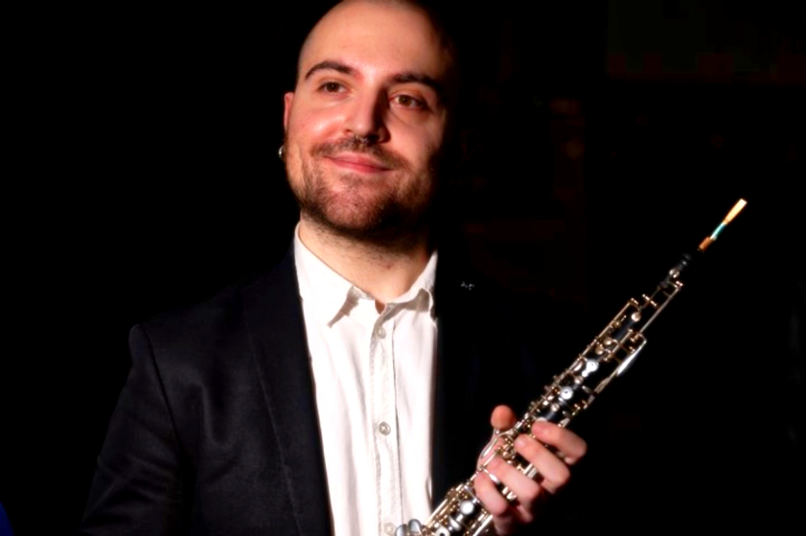 Raúl Casares con su oboe